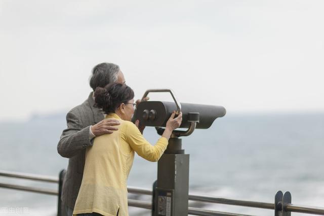 5岁单身老头与50岁离婚女人搭伙过日子为什么差点被活活气死？"