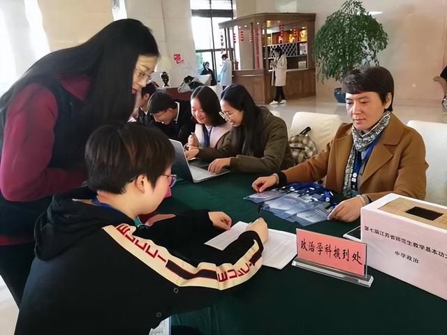 11大学教授的工资多少钱一个月,211大学教授的工资多少钱一个月博士"