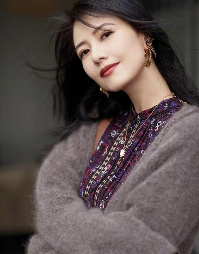 高圆圆才是穿搭高手，针织衫印花连衣裙，小肚腩大屁股都藏起来