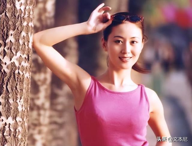 汤加丽凭人体写真大火，父亲断绝关系，和丈夫离婚，46岁仍单身