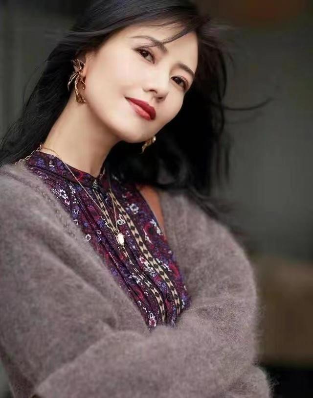 高圆圆才是穿搭高手，针织衫印花连衣裙，小肚腩大屁股都藏起来