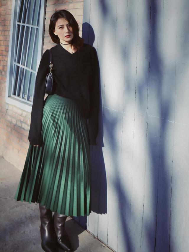 高圆圆才是穿搭高手，针织衫印花连衣裙，小肚腩大屁股都藏起来