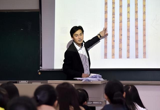 11大学教授的工资多少钱一个月,211大学教授的工资多少钱一个月博士"