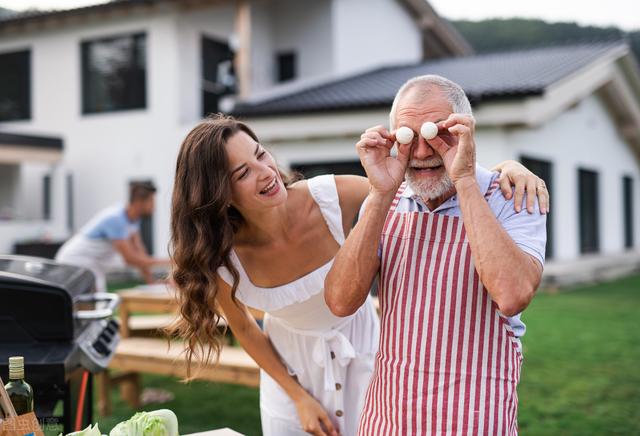 婚后和公公的单独相处，是我想多了，还是他不懂得避嫌？