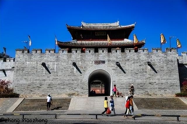 两个人去三亚旅游一周需要多少钱呢，两个人去三亚旅游一星期需要多少钱