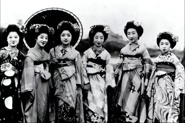 日本风尘女子74岁仍站街，被抓进警局22次，却备受国人尊敬