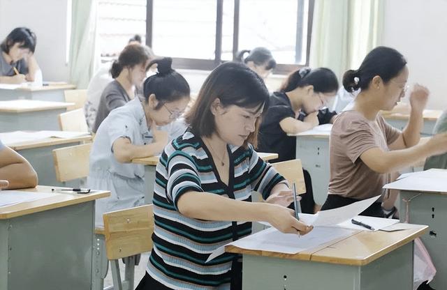 11大学教授的工资多少钱一个月,211大学教授的工资多少钱一个月博士"