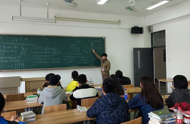 11大学教授的工资多少钱一个月,211大学教授的工资多少钱一个月博士"