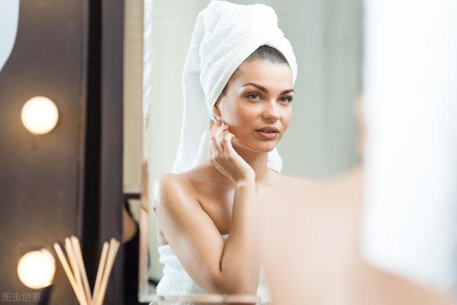 白敏洗完澡，刚子关切地蹲在面前，看她肚子上被抓挠的红红的皮肤