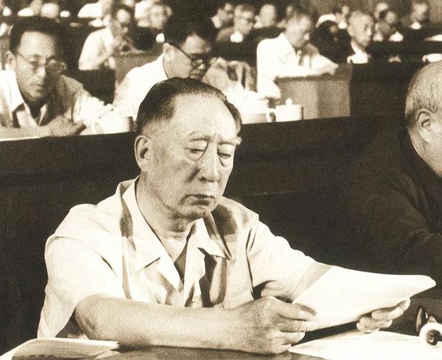 954年第一届国务院产生，除周总理外，还有12位副总理，都是谁？"