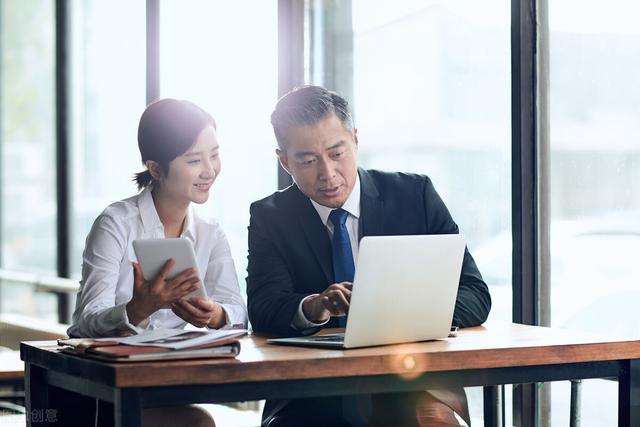 白敏洗完澡，刚子关切地蹲在面前，看她肚子上被抓挠的红红的皮肤