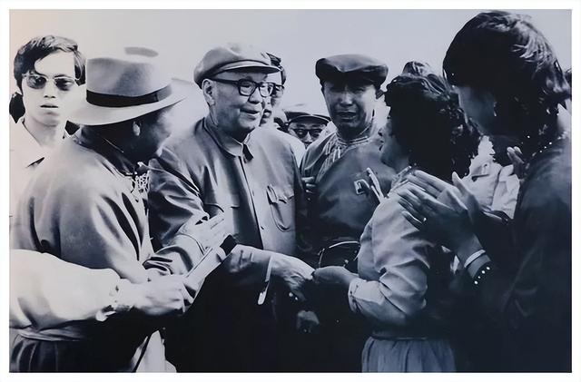 954年第一届国务院产生，除周总理外，还有12位副总理，都是谁？"