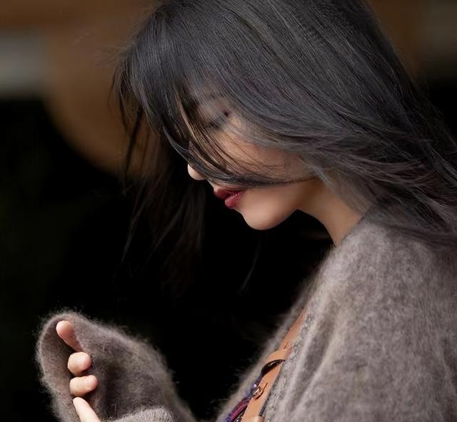 高圆圆才是穿搭高手，针织衫印花连衣裙，小肚腩大屁股都藏起来