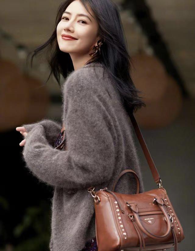 高圆圆才是穿搭高手，针织衫印花连衣裙，小肚腩大屁股都藏起来