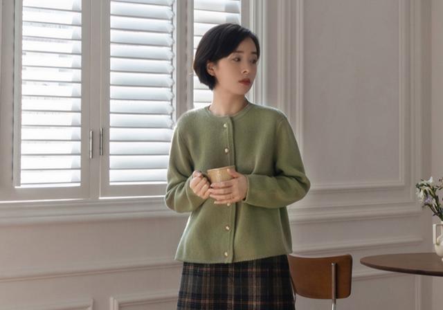 羊毛衫只适合中年人穿吗男，羊毛衫只适合中年人穿吗女士