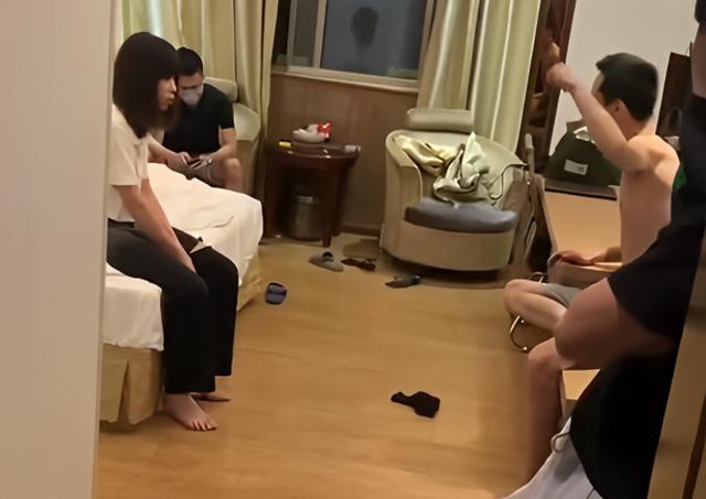 抱着娇妻让朋友一起弄日本，带女友去日本