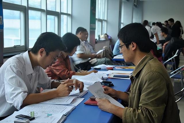 党员政审是只看户口本上的人吗，党员政审是只看户口本上的人吗知乎