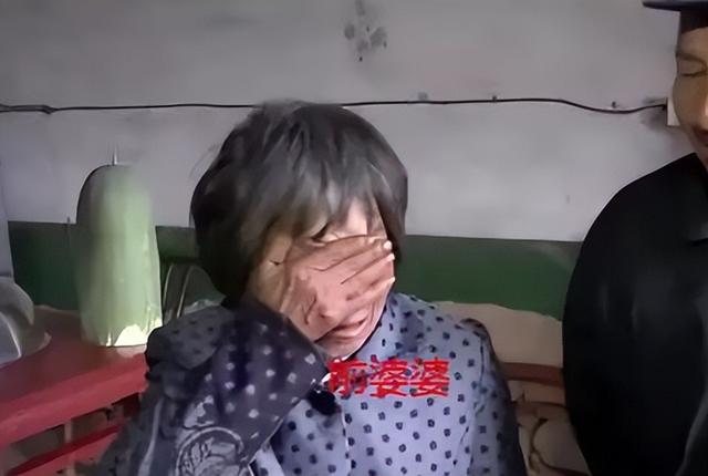 女子抛夫弃子一年半，婆婆大骂她没良心月子里白煮了12个南瓜