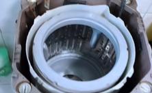 海尔洗衣机排水阀拆卸图解,海尔洗衣机排污口打开图解