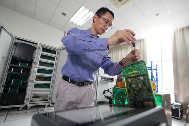 核电仪控维修师陈永伟成为核电站的“神经科”医生