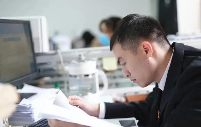 某国企招聘女文员，要求对方“五官端正身材好”，网友开玩笑呢