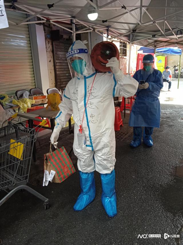 十人“战疫兄弟团”抗疫一个月每天走3万步，爬8楼送物资