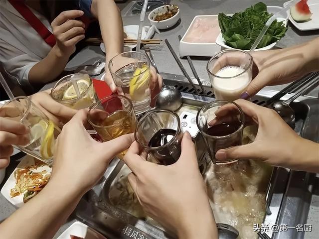 酒桌口才1000经典句子酒里乾坤大,壶中日月长,酒中乾坤大杯中日月长的下一句