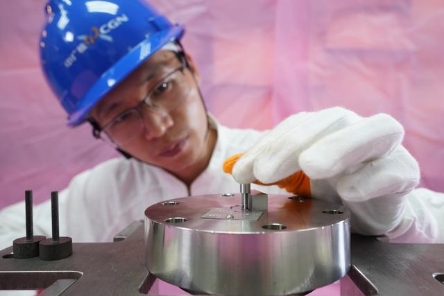 核电仪控维修师陈永伟成为核电站的“神经科”医生