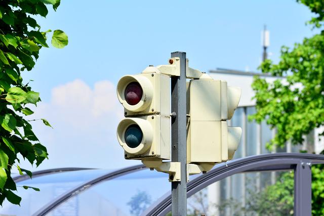 黄加蓝是什么颜色英语,黄加蓝是什么颜色英语翻译