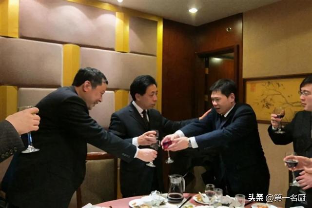 酒桌口才1000经典句子酒里乾坤大,壶中日月长,酒中乾坤大杯中日月长的下一句