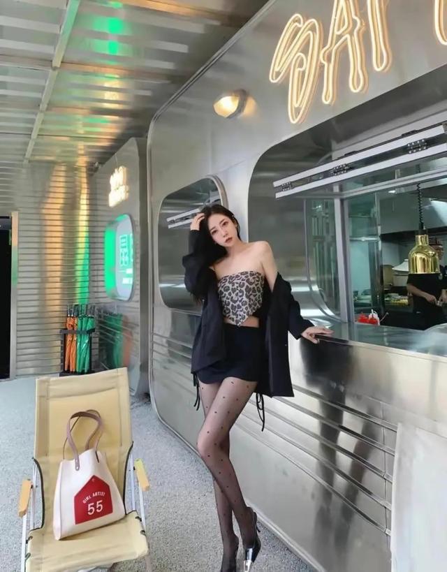 丝袜小姐姐今日探店