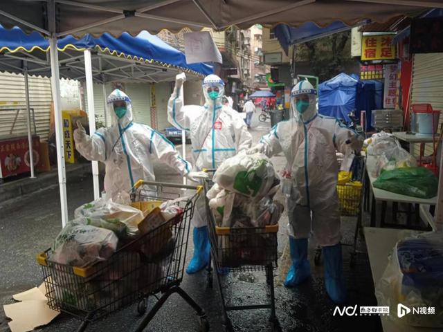 十人“战疫兄弟团”抗疫一个月每天走3万步，爬8楼送物资