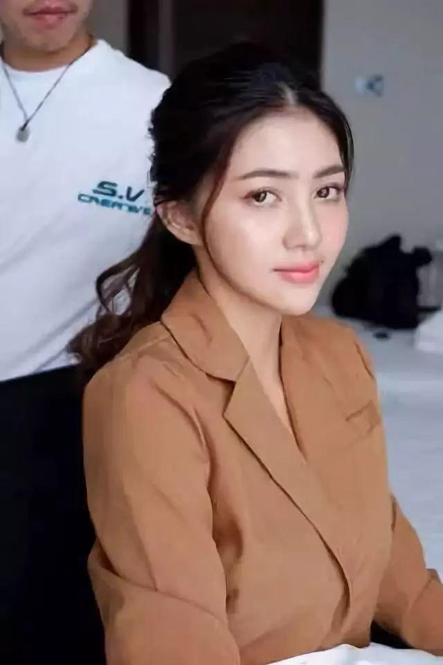 非洲小朋友举牌视频生成器,非洲人举牌用哪个软件