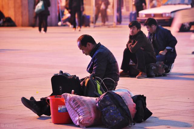 附近的宾馆及价格100左右3人间，附近三人间100左右宾馆