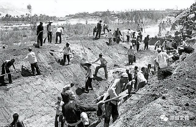 家庭联产承包责任制是哪一年正式在全国得到认可，家庭联产承包责任制是哪一年结束的