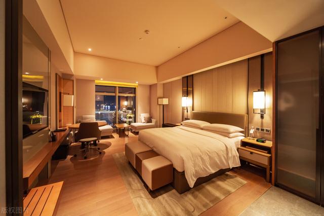 附近的宾馆及价格100左右3人间，附近三人间100左右宾馆