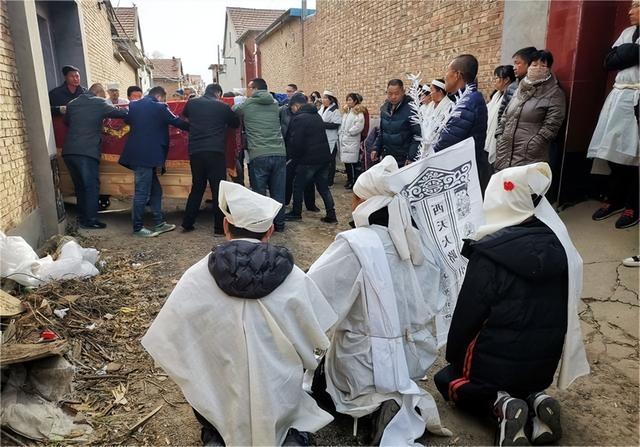 四人不回头是什么意思，四人不回头是什么意思