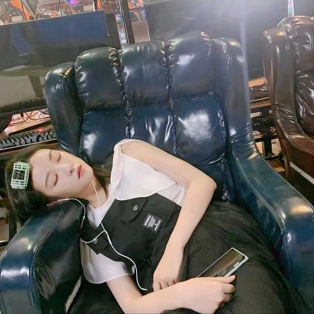 附近的宾馆及价格100左右3人间，附近三人间100左右宾馆