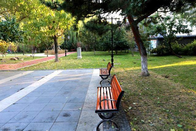 附近的宾馆及价格100左右3人间，附近三人间100左右宾馆