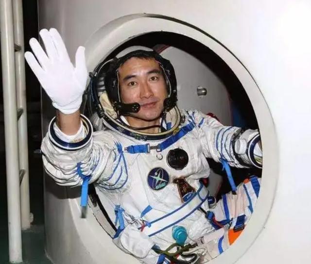 杨利伟出舱流血，杨利伟出舱出血