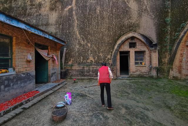 山村里寡妇门前的是非（小小说）