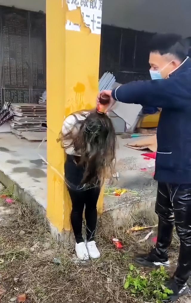 女孩被捆绑示众，遭一群男子“一百种办法”殴打凌辱