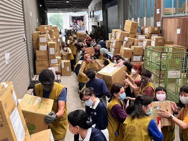 太丢人了，台湾捐土穿过的内衣裤