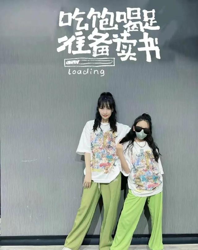 雷佳音老婆身材真辣！穿丝袜秀“女团腿”，10岁女儿打扮挺时髦