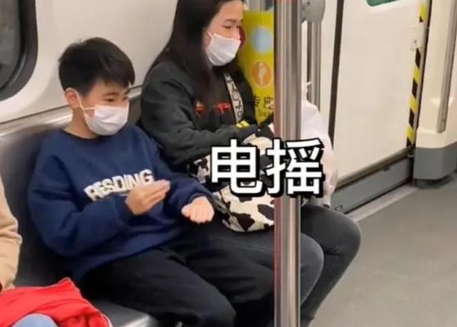 地铁上男女学生互做“电摇”手势，实在太不雅观，10后怎么都这样