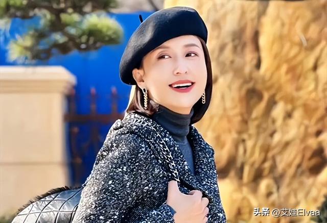 央视主持张蕾不上班美好多！穿黑丝打扮清凉，不主持春晚真太可惜