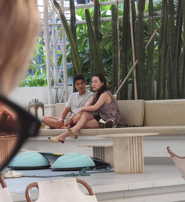 偶遇杜江一家三亚度假，霍思燕生图膀大腰圆，跷二郎腿变化大