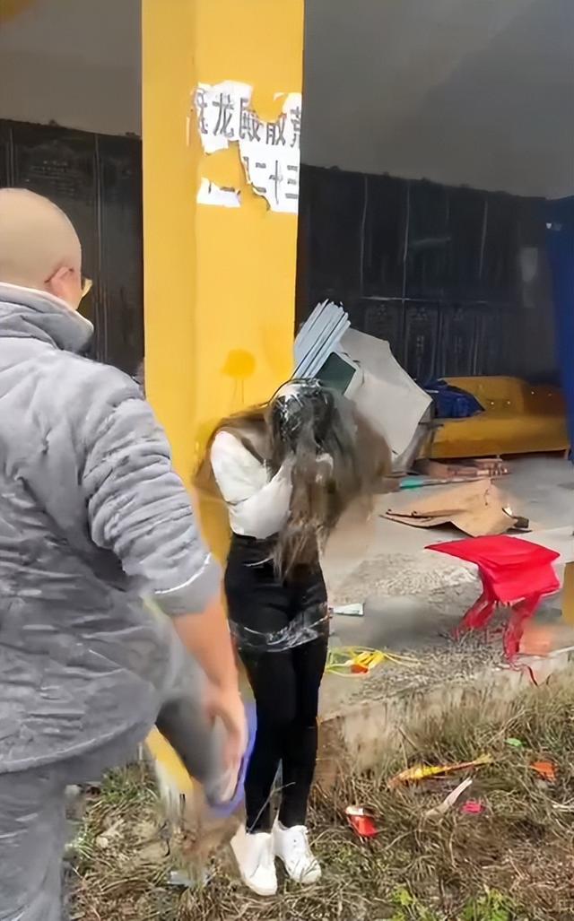 女孩被捆绑示众，遭一群男子“一百种办法”殴打凌辱