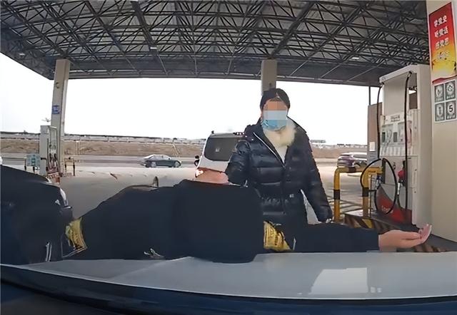 咋想的_雪佛兰SUV加油站里试图插队男女肉身阻挡他车通行