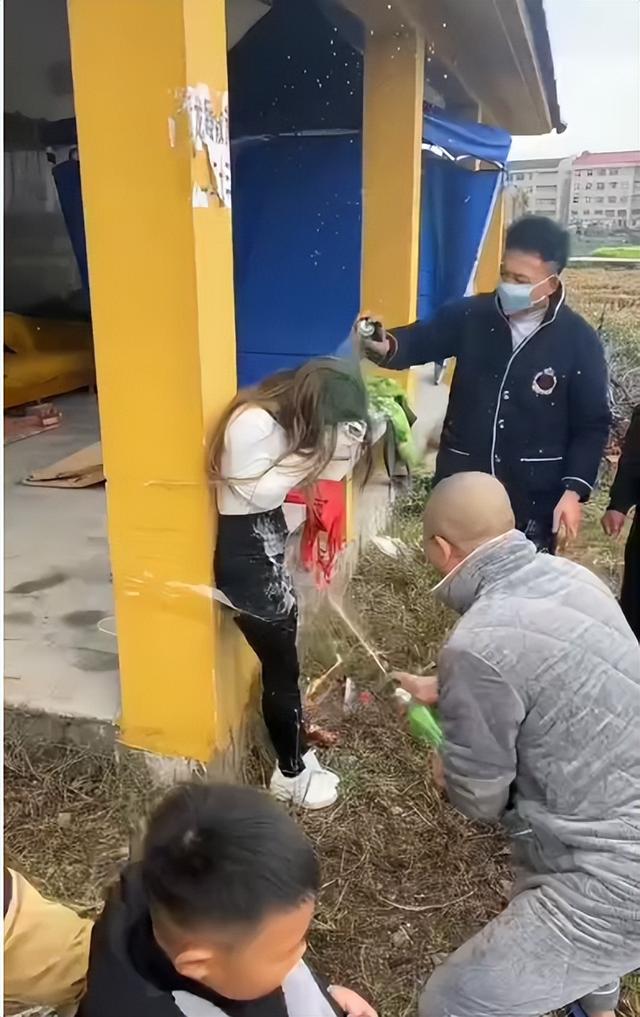 女孩被捆绑示众，遭一群男子“一百种办法”殴打凌辱